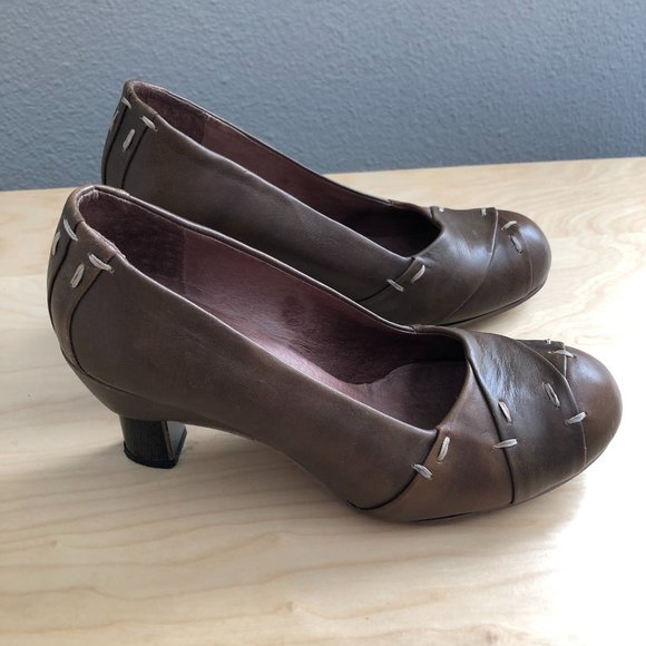 Modcloth Retro Leather Heeled Pumps - Picture 4 of 15